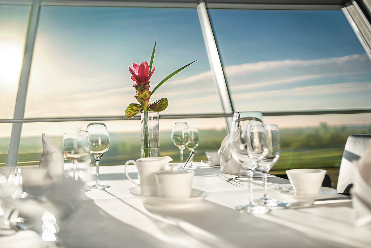 Porsche Restaurant mit Blick auf die Rundstrecke.